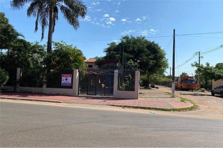 En venta casa en esquina en San Lorenzo