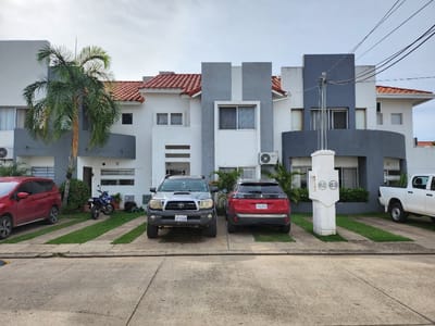En CONDOMINIO TERRANOVA en 7mo. anillo Norte vendo casa