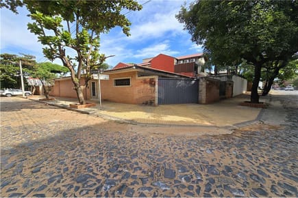 RESIDENCIA EN ESQUINA BARRIO MBURUCUYA