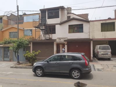 VENDO CASA EN LOS ´PORTALES DE JAVIER PRADO