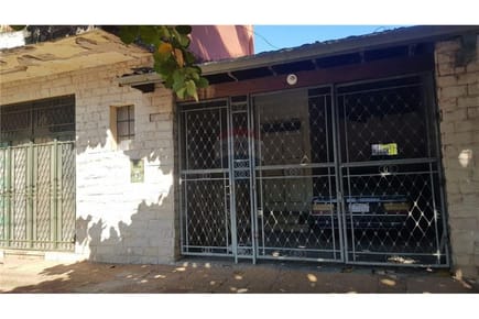 VENDO CASA A REFACCIONAR SOBRE ASFALTO EN SAJONIA
