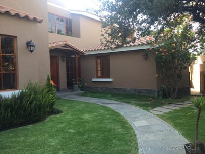 Hermosa Casa en Venta en Zona Residencial de Cayma