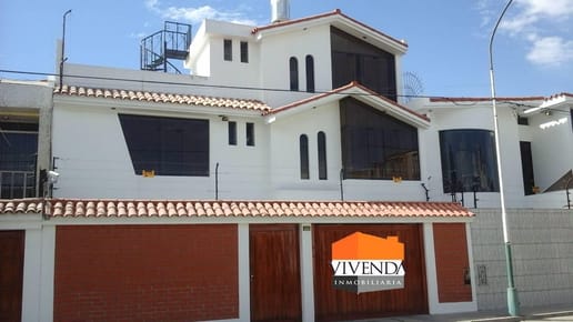 Hermosa Casa en Jose Luis Bustamante y Rivero