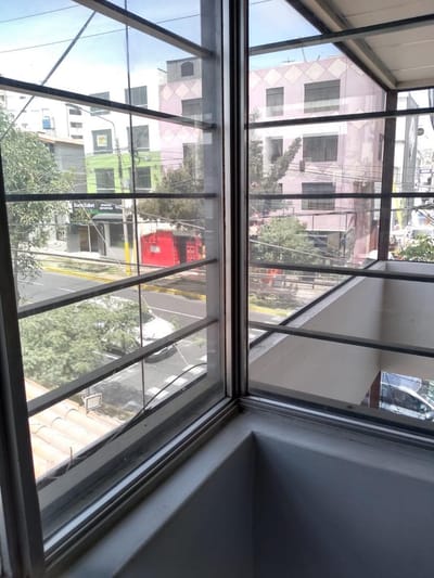 Amplio Local Comercial Frente a Italiana en Cayma!