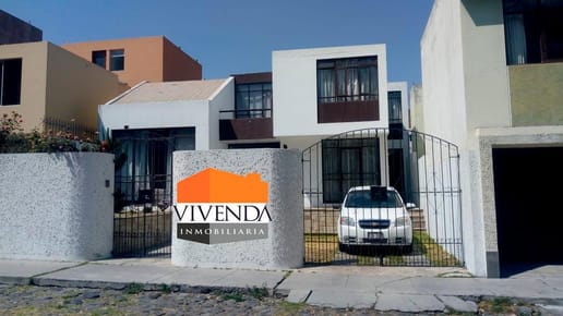 Amplia y Linda Casa Frente a Parque Lambramani
