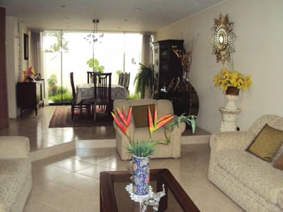 Vendo Residencia Cayma 4 Dorm. Zona Privada Frente Parque