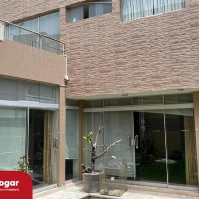 VENTA DE CASA CON ACABADOS MODERNOS EN QUINTA PRIVADA - CERRO COLORADO