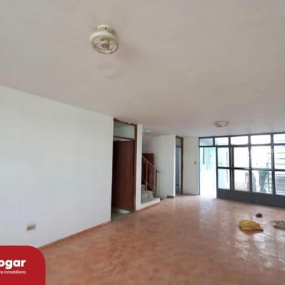 OCASION VENTA DE CASA REMODELADA BUENA UBICACION, AMPLIOS ESPACIOS