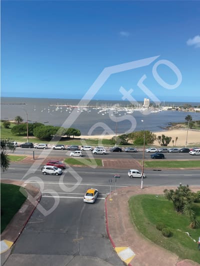 Lujoso apartamento en esquina en la Rambla del puerto del Buceo