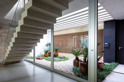VENDO HERMOSA PROPIEDAD DE 3 NIVELES Bo MBURUCUYÁ - 749.000 USD
