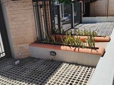 Alquilo impecable Casa acondicionada p/ uso comercial en el centro de Capiatá 