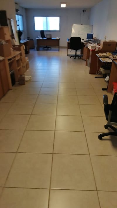VENTA OFICINA TRES CRUCES MUY BUENA
