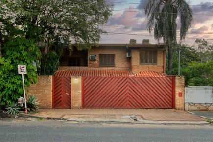 EN VENTA CASA EN BARRIO YCUÁ SATÍ - ASUNCIÓN