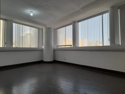 Amplia Oficina en Alquiler Cerca Al Centro Camino Real
