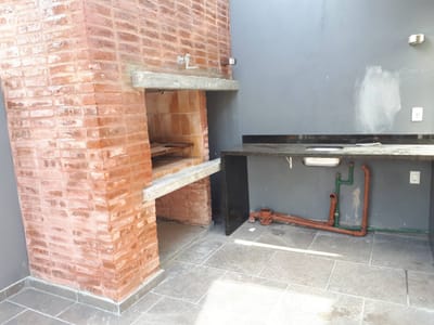 CON RENTA. Moderna casa en 3 plantas, RIMAC  Y PILCOMAYO. PARRILLERO, COCHERA