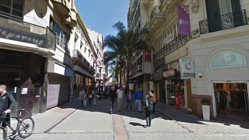 Venta de gran local comercial en punto estratégico de Ciudad Vieja