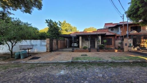 EN VENTA AMPLIA PROPIEDAD EN BARRIO MBOCAYATY CERCA DEL COLEGIO SANTA ANA
