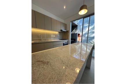 Vendo hermoso chalet premium a estrenar de 2hab en Mariano Roque Alonso