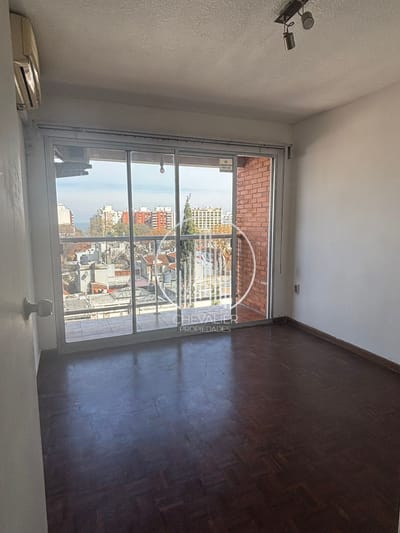 3289 / ILUMINADO MONOAMBIENTE CON DIVISIONES Y BUEN BALCON / POCITOS