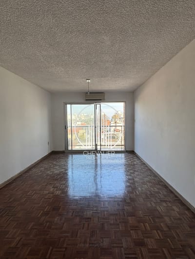 3287 / ILUMINADO MONOAMBIENTE DE BUENAS DIMENSIONES CON BALCON / POCITOS