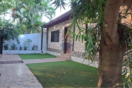 VENDO HERMOSA CASA EN SAN BERNARDINO B° JARDIN A PASOS DE LA AV. NAUMANN