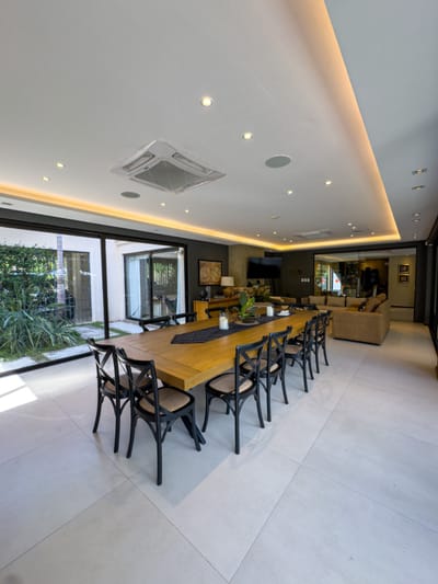 VENDO Exquisita Casa con Piscina y Extensos Jardines en Surubi-i, Mariano Roque Alonso