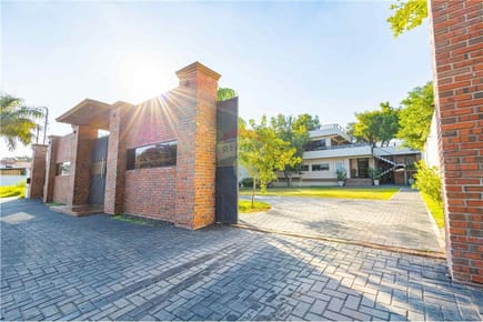 Imponente residencia a metros del Yacht     J.A.