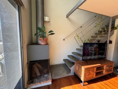 VA449 / APTO DUPLEX DE 1 DORM, ESCRITORIO, GJE Y ESTUFA A LEÑA / CENTRO