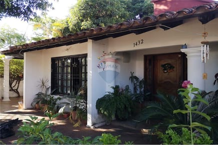 VENDO CASA EN ESQUINA  ZONA PASEO SAN VICENTE– BARRIO PALOMAR, LAMBARÉ.  L.F