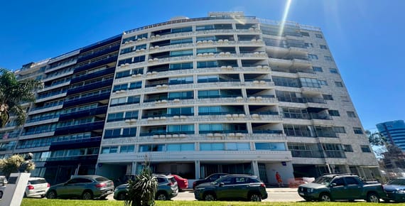 Apartamento de 4 dormitorios sobre la Rambla de Pocitos