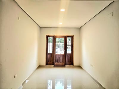Duplex En 1 Planta, 2 Dorm. + 2 Baños Con Jardin En Luque