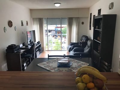 ALQUILER AMUEBLADO EN POCITOS DE 1 DORMITORIO, PISO 1 AL FRENTE CON BALCON, SEGURIDAD Y SALON DE USO COMUN
