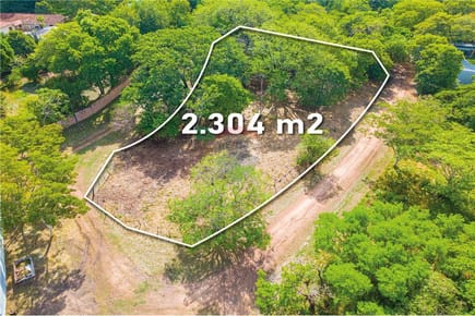 Amplio Terreno en esquina de 2.304m2 en Surubi´i