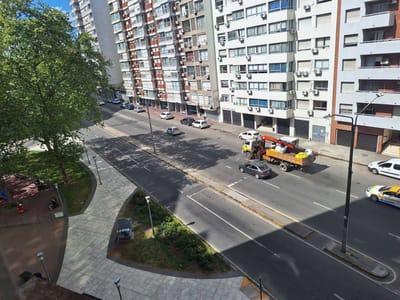 EXCELENTE UBICACIÓN! 8 de Octubre y 18 de Julio, y a metros de Bulevar y Av. Italia. Apto para consultorio/oficina/vivienda.!!!