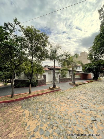 VENDO CASA CON DEPARTAMENTO ZONA IGLESIA CAPUCHINOS V10-28-1
