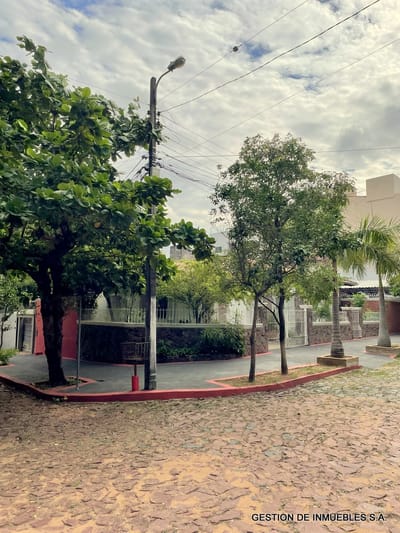 ZONA PERON Y CAPUCHINOS – VENDO CASA EN ESQUINA V10-28-2