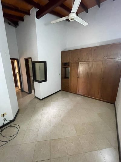 Exclusiva Residencia de Lujo en el Prestigioso Barrio Mburucuyá: Su Oportunidad de Inversión y Estilo de Vida.