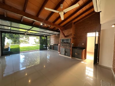 OFERTA DE AMPLIA CASA  EN LAMBARÉ BARRIO CUATRO MOJONES