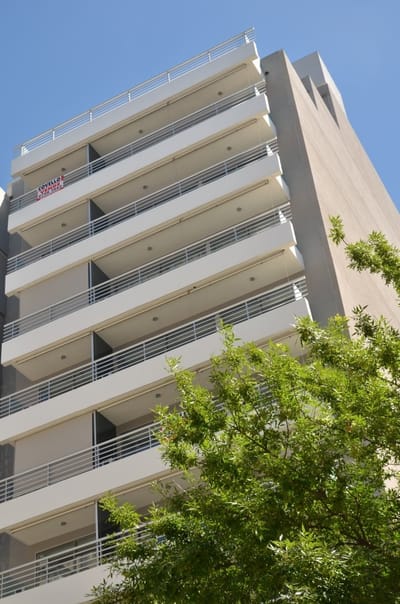 VENTA APARTAMENTO TOTALMENTE EQUIPADO – 1 DORMITORIO CON PATIO CON PARRILLERO con GARAJE
