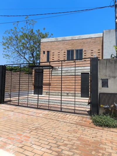 EXCLUSIVO DÚPLEX EN VENTA EN BARRIO VILLA OLIMPIA, LUQUE: 3 DORMITORIOS, CONFORT Y UBICACIÓN PRIVILEGIADA.