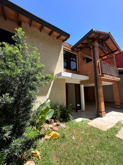Vendo Hermosa Casa en los Laureles c/ patio y piscina