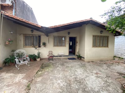 Venta Terreno con Casa de Demoler en Barrio Pinoza (Asunción)
