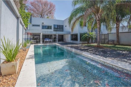 Casa con piscina - amoblada y con 5 suites en Lambaré