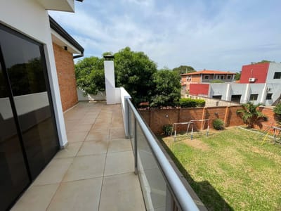 Vendo casa en Luque, con hermoso patio, zona Municipalidad