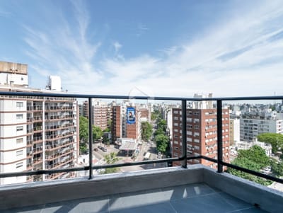 Venta Apartamento Monoambiente Amplio con Terraza al Frente Piso 11 en Pocitos