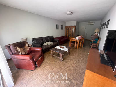Venta Amplio apartamento en pleno centro 4 dormitorios, 3 baños. OPORTUNIDAD!