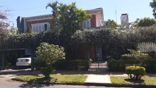 Exclusiva Casa en Venta en Recoleta, Asunción: Confort en la Mejor Ubicación