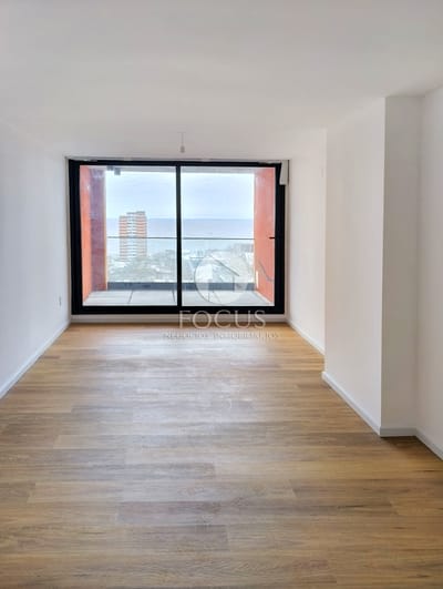 Venta Apartamento 2 Dormitorios, Terraza con Vista al Mar y Cocina Definida en Centro