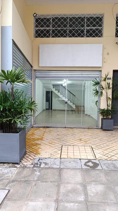 Alquilo local comercial sobre Calle Palma