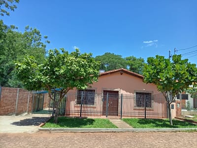 VENDO CASA EN EL BARRIO KENNEDY - CAACUPE